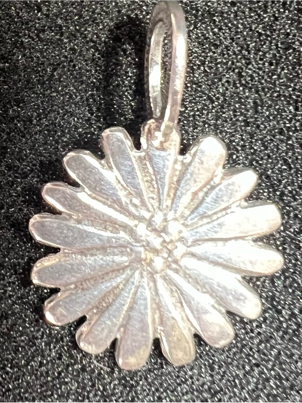 Retired Silpada sterling silver Daisy pendant (style S1742)
